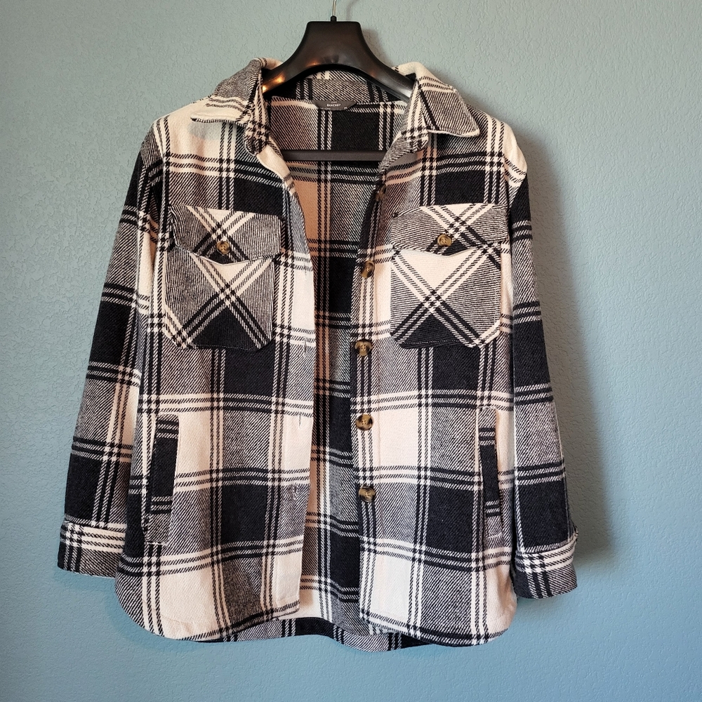 Black and White Plaid Button-Up Flannel Shacket With Pockets M - Picture 7 of 7